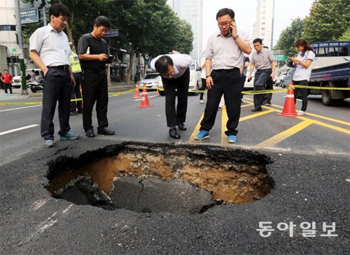 강남 한복판 동공… “운전하기 겁나네” 서울시 관계자들이 22일 서울 서초구 교대역에서 서초역 방향 100m 거리에 드러난 가로 1.5m, 세로 1.8m, 깊이 
1.2m짜리 동공을 들여다보고 있다. 이날 이곳을 지나던 승합차의 왼쪽 앞바퀴가 빠져 한동안 교통 혼잡을 빚었다. 다행히 
인명피해는 없었다. 홍진환 기자 jean@donga.com