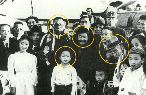 1945
년 11월 5일 환국길에 상하이에 기착한 임정요인들. 뒷줄 동그라미 왼쪽부터 김구 주석, 김구 주석의 며느리 안미생(안중근 의사의
 조카딸), 그리고 이종찬의 작은 할아버지이자 임정 국무위원인 이시영. 가운데 소년이 당시 열 살이던 이종찬이다. 동아일보DB