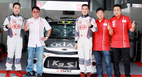 한중 모터스포츠 페스티벌에 참가한 둥펑위에다기아차 레이싱 팀원들이 K3 차량을 배경으로 파이팅을 외치고 있다. 기아차 중국법인 제공
