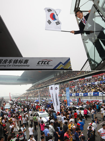 2006년 출범해 모터스포츠 대중화를 이끈 CJ슈퍼레이스는 국내 성공에 안주하지 않고 적극적으로 해외 시장을 공략, 아시아를 대표하는 ‘모터테인먼트’로의 날갯짓을 하고 있다. 5월23일 중국서 열린 CJ슈퍼레이스 2전 대회 현장(아래)과 대회장서 태극기를 흔들고 있는 김준호 (주)CJ슈퍼레이스 대표. 사진제공｜CJ슈퍼레이스