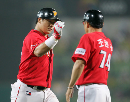 SK 정상호(왼쪽)가 24일 대구 삼성전에서 7-5로 앞선 8회 2사 3루서 승리에 쐐기를 박는 좌중월 2점홈런을 작렬한 뒤 3루를 돌며 조원우 코치와 하이파이브를 하고 있다. 사진제공｜스포츠코리아