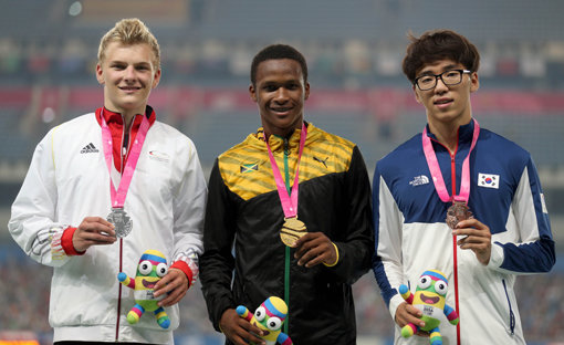 김경태(오른쪽)가 23일(한국시간) 중국 난징 올림픽스타디움에서 열린 2014난징청소년올림픽 육상 남자 110m 허들 결선에서 동메달을 따낸 뒤 시상식에서 기념촬영을 하며 미소 짓고 있다. 사진제공｜대한체육회