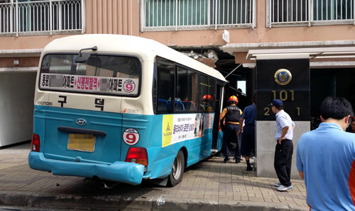 부산선 버스가 아파트로… 23일 부산 사하구 장림1동 D아파트에서 마을버스가 아파트 출입문을 들이받는 사고가 발생했다. 이 사고로 운전사 김모 씨와 승객 등 12명이 중경상을 입었다. 부산소방안전본부 제공