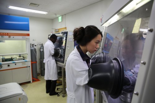 동국대 융합에너지신소재공학과 대학원생들이 방학중임에도 불구하고 연구실에서 2차전지 관련 실험을 하고 있다.