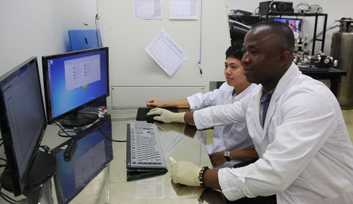 실험데이타를 확인하고 있는 폴(오른쪽)과 렁덩씨. 폴씨는 가나에서 렁덩씨는 베트남에서 유학을 와 융합에너지신소재공학과 대학원 석사과정에 재학중이다.