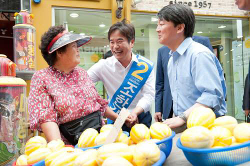 안철수 서산에… 새정치민주연합 안철수 대표(오른쪽)가 22일 충남 서산-태안의 재래시장에서 조한기 후보(가운데) 지지를 호소하고 있다. 새정치민주연합 제공