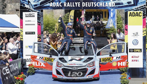 독일에서 22∼24일(현지 시간) 열린 세계랠리챔피언십(WRC) 9번째 랠리에서 ‘현대 셸 월드랠리챔피언십 팀’이 1위에 올랐다.
 시상식에서 현대차 팀 대표 드라이버 티에리 누빌(오른쪽)과 그의 보조라이버 니콜라스 질솔이 승리의 기쁨을 만끽하고 있다. 이번 
경기로 누빌 선수는 종합성적 5위, 현대차 팀은 3위에 올랐다. WRC 제공
