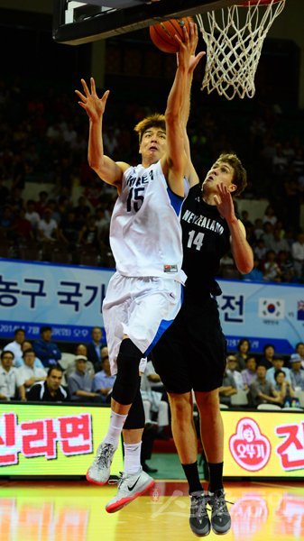 KBL은 판정 시비를 줄이고 국제경쟁력을 강화하기 위해 FIBA 룰 도입을 추진하고 있다. FIBA 룰은 국제경기에 보편적으로 적용되는 규칙이다. 7월 열린 한국-뉴질랜드의 평가전 때도 마찬가지였다. 골밑에서 일정 수준의 신체접촉을 허용하는 FIBA 룰에 따르면 다음 시즌 남자프로농구에선 어느 때보다 치열한 골밑 전쟁이 펼쳐질 전망이다. 스포츠동아DB