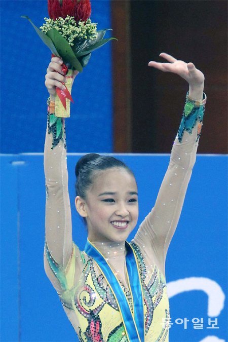 16세에 아시아 3위 손연재가 2010년 광저우 아시아경기 리듬체조 개인종합에서 동메달을 딴 뒤 환하게 웃고 있다.