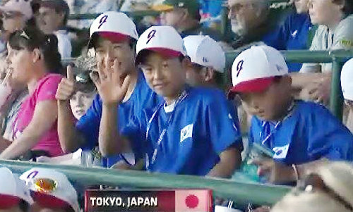 일본 리틀야구 대표팀 선수들이 25일 미국 펜실베이니아 주 윌리엄스포트에서 열린 제68회 리틀리그 월드시리즈(세계선수권대회) 결승전에서 태극기가 선명한 티셔츠를 입고 한국을 응원하고 있다. TV 중계화면 캡처