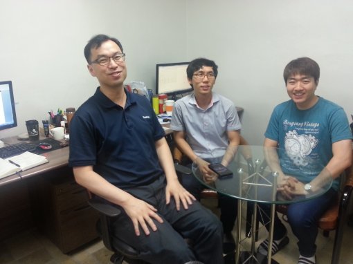프로기사 김찬우 6단은 요즘 모바일 게임을 개발하느라 바쁘다. 직원들과 한 컷.