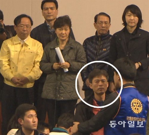세월호 침몰 다음 날인 4월 17일 박근혜 대통령이 희생자 가족들을 위로하기 위해 전남 진도체육관을 찾았을 때 김영오 씨(원 안)가 단상을 향해 거칠게 항의하며 돌아서고 있다. 채널A 화면 캡처