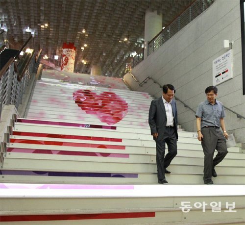 서울 구로구 디큐브시티 백화점과 신도림역 연결 통로에 걸으면 기부금이 쌓이는 피아노 계단이 설치돼 28일부터 운영된다. 구내 기업인 대성산업이 이용자 1명당 10원, 1년에 최대 2000만 원까지 구로희망복지재단에 기부한다. 우경임 기자 woohaha@donga.com