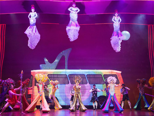 뮤지컬 ‘프리실라’에서 총천연색 빛을 내뿜으며 무대의 화려함을 더하는 버스 프리실라는 명실상부한 이 작품의 마스코트다. 설앤컴퍼니 제공