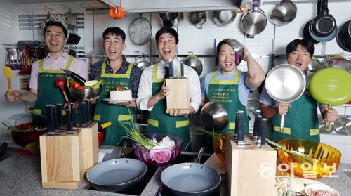 20일 오후 3시 서울 송파구 석촌호수로 청호빌딩 2층 유럽수입 주방용품 전문점 ‘라비옹퀴진’에 요리를 배우기 위해 다섯 남자가 모였다. 오상민(사진 왼쪽부터), 윤상배, 권용현, 양욱, 김현규 씨가 주방기구들을 들고 밝게 웃고 있다. 박영대 기자 sannae@donga.com