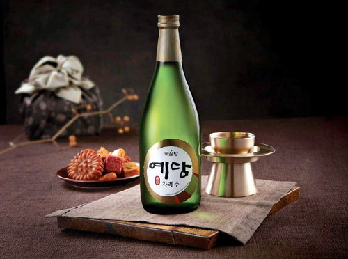 국순당 차례주 ‘예담’은 차례를 지낸 뒤 가족, 친지들과 함께 즐길 수 있는 1800mL 대용량 제품(1만1000원)과 1000mL(6500원), 700mL(5000원)의 세 가지 용량으로 출시된다. 국순당 제공