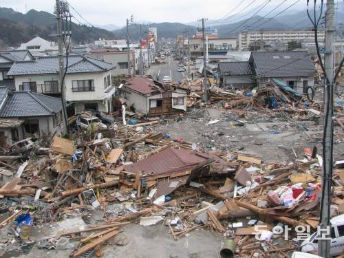 지진과 해일(쓰나미)이 덮친 2011년 3월의 일본 이와테 현 오후나토 시의 모습. 동아일보DB