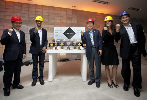 ‘캠퍼스 서울’ 설립 계획 기자간담회에서 참석자들이 디지털 기기로 꾸민 모바일 고사상 앞에서 기념 촬영을 하고 있다. (왼쪽부터)홍문종 미래창조과학방송통신위원회 위원장, 선다 피차이 구글 수석 부사장, 최양희 미래창조과학부 장관, 브리짓 빔 구글 창업지원팀 수석 매니저, 존 리 구글코리아 사장. 사진제공｜구글코리아