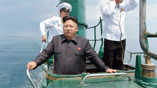 2014년 6월 김정은 북한 노동당 제1비서가 해군 제167군부대 소속 잠수함 망루에서 해상훈련을 지휘하는 모습. 사진 출처 노동신문