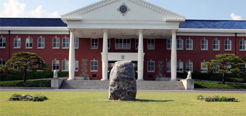 계명대가 다음 달 ‘설립 115주년 선포식’을 앞두고 성서캠퍼스 본관 앞에 세운 교석(校石). 머릿돌에 ‘계명대가 추구하는 우주적 진리와 인류 공동체를 아우르는 큰사랑과 질서를 뜻하는 청금석’이라고 새겼다. 계명대 제공