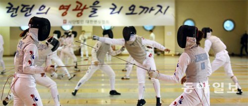 인천 아시아경기에서 7개 이상의 금메달을 목표로 하고 있는 펜싱 국가대표 선수들이 27일 서울 태릉선수촌에서 열린 훈련에서 구슬땀을 흘리고 있다. 펜싱은 다음 달 20일 시작된다. 신원건 기자 laputa@donga.com