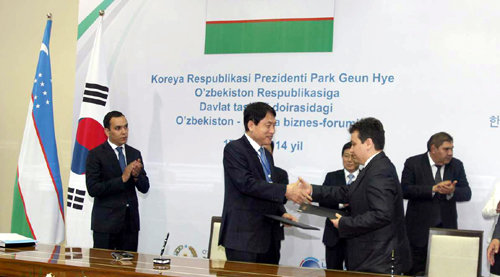 2014년 6월 17일 인하대 박춘배 총장과 우즈베크 정통위 세르마도프 부위원장인 타슈켄트 현지에서 타슈켄트 인하대 설립협정식을 하고 있다.