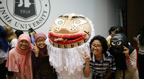 인하대 서머스쿨에 참가한 외국인 학생들이 본관 대강당에서 탈춤을 배운 뒤 사자와 함께 기념촬영을 하고있다.