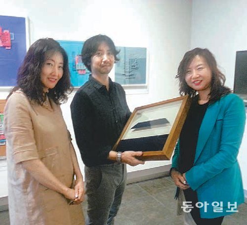 갤러리에 내걸 작품을 배치하고 있는 양순호(왼쪽), 오완석(가운데), 양세히 작가. 지명훈 기자 mhjee@donga.com