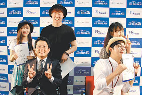 부산국제코미디페스티벌의 집행위원장을 맡은 김준호 씨(앞줄 왼쪽)와 개그맨 홍인규 씨가 28일 김해 공항에서 팬 사인회를 가졌다. 에어부산 제공