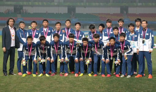 15세 이하(U-15) 축구대표팀이 27일(한국시간) 중국 난징 지앙닝스타디움에서 열린 제2회 난징청소년하계올림픽 축구 결승전에서 페루에 1-2로 져 은메달을 차지했다. 대표선수들이 시상식을 마치고 기념촬영을 하고 있다. 왼쪽 끝은 최순호 대한축구협회 부회장. 사진제공｜대한축구협회