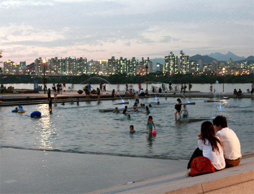 서울 여의도한강공원 ‘물빛광장’에서 바라본 한강의 여름밤 야경. 한강은 도심 속 피서지이자 도시인들의 ‘힐링 장소’가 됐다. 서울시 제공