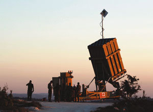 이스라엘 병사들이 예루살렘 외곽에 배치된 ‘아이언돔’ 미사일 요격체계 옆에 서 있다.