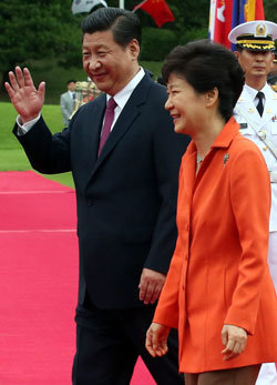국빈 방한한 시진핑 주석이 7월 4일 박근혜 대통령과 함께 의장대를 사열한 후 걷고 있다.