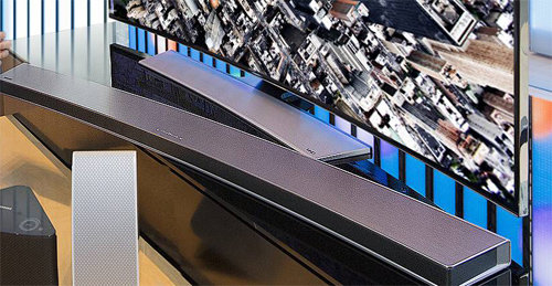 삼성전자는 커브드 UHD TV에 맞춘 세계 최초 커브드 사운드바를 독일 베를린 가전전시회(IFA)에서 선보인다. 삼성전자 제공