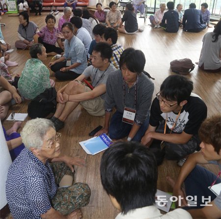 지난달 19일 경남 합천의 ‘원폭피해자 복지회관’을 방문한 ‘한일 성신 학생통신사’ 소속 대학생들이 일본의 히로시마와 나가사키에서 원폭 피해를 당한 할머니들로부터 피폭 당시의 상황 등을 듣고 있다. 합천=박경모 전문기자 momo@donga.com