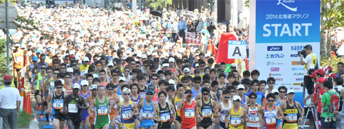 홋카이도 마라톤 참가자들이 31일 일본 홋카이도 삿포로 오도리공원에서 42.195km를 완주하기 위해 힘차게 출발하고 있다. 홋카이도 신문 제공