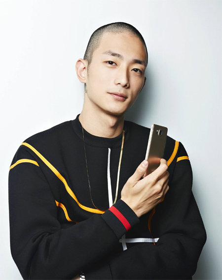 ‘갤럭시 알파’ TV 광고에 출연한 박성진 씨는 국제적인 모델 랭킹 사이트인 ‘모델스닷컴’에 한국인 최초로 50위권에 이름을 올리는 등 최근 세계적으로 많은 주목을 받고 있다. 삼성전자 제공