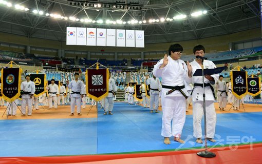 1일 경북 김천실내체육관에서 열린 ‘최민호-김재범 올림픽제패기념 2014 전국 중고등학교 유도대회겸 제 42회 추계 전국남녀중고등학교 유도연맹전’에 68개교 1383명의 선수들이 참석한 가운데 남녀 대표선수가 개회식에서 선서를 하고 있다. 김천｜김민성 기자 marineboy@donga.com 트위터 @bluemarine007