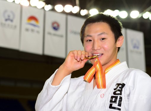 “달콤한 금 맛!” 남고부 -66kg급에서 우승한 김찬녕(경민고 3학년)이 금메달을 입에 물고 기뻐하고 있다. 김천｜김민성 기자