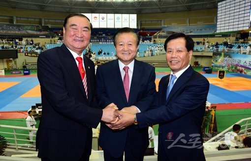 남종현 대한유도협회장과 박보생 김천시장, 송대근 스포츠동아 대표(왼쪽부터)는 1일 경북 김천실내체육관에서 열린 ‘2014 전국 중고 유도대회’에 앞서 내년부터 이 대회를 대한유도회가 주최하고 유도 저변확대를 위해 참가규모를 초등학교까지 포함시키기로 뜻을 모았다. 김천｜김민성 기자 marineboy@donga.com 트위터 @bluemarine007