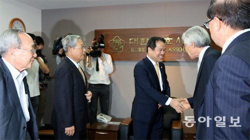 전임 대한변호사협회 회장단이 1일 오전 서울 강남구 대한변협 사무실에서 위철환 변협 회장(가운데)을 만나 인사를 나누고 있다. 
전임 회장단은 변협이 ‘세월호 진상조사위원회에 수사권을 부여하라’고 성명을 낸 것에 대해 전체 회원의 뜻을 반영해 달라는 의견을 
전달했다. 김미옥 기자 salt@donga.com