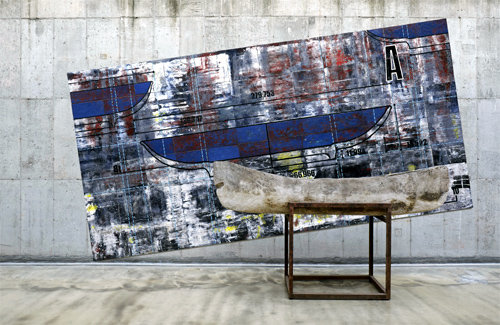 신상호의 ‘Whistle blower 1’. 작가가 아프리카에서 가져온 나무 배 뒤 벽면에 앞으로 기울어져 침몰하는 배 그림을 도자로 제작해 걸었다. 금호미술관 제공