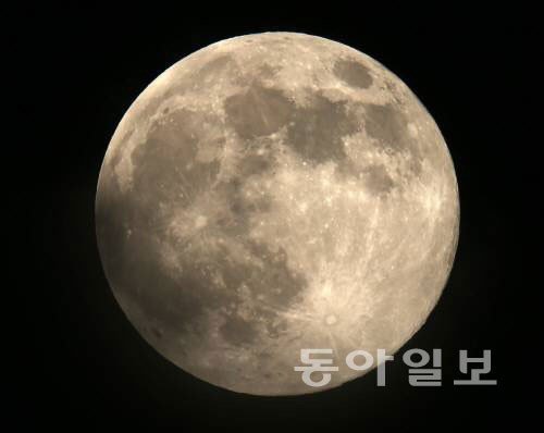 올해 두 번째 큰 보름달 (출처= 동아일보DB)
