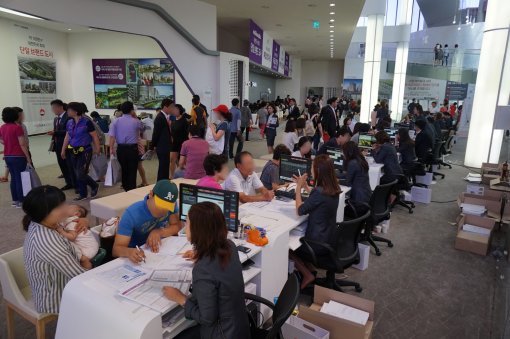 최근 살아난 분양 열기를 나타내는 ‘수원 아이파크 시티 4차’ 모델하우스. 지난 28일 오픈 이후 4일간 3만5000여명이 방문했다.