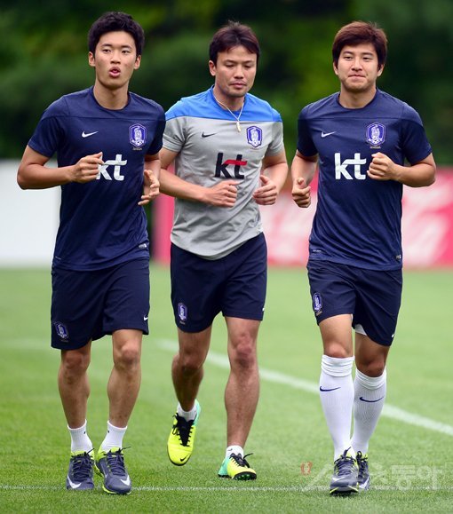 2014인천아시안게임에서 금메달을 노리는 남자축구대표팀의 김진수(왼쪽)와 박주호(오른쪽)가 2일 파주 NFC에서 회복훈련에 열중하고 있다. 동료들보다 하루 늦게 합류한 이들은 브라질월드컵의 아쉬움을 아시안게임 금메달로 만회하겠다고 다짐하고 있다. 파주｜김종원 기자 won@donga.com 트위터 @beanjjun