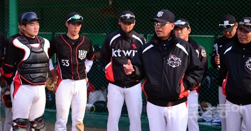 조범현 감독(왼쪽에서 4번째)이 이끄는 kt. 스포츠동아DB