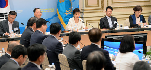 박근혜 대통령이 3일 청와대 영빈관에서 열린 ‘제2차 규제개혁장관회의 및 민관합동 규제개혁 점검회의’에서 모두발언을 하고 있다. 청와대사진기자단