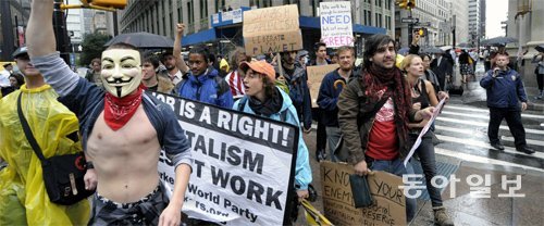 2011년 9월 자본주의 심장부 미국 뉴욕 맨해튼 주코티 공원에서 시작된 월가 점령 시위. 시위대는 ‘우리는 99%다’라는 구호를 외치며 상위 1%에 집중된 부의 불평등에 항의하며 거리를 점령했다. 동아일보DB