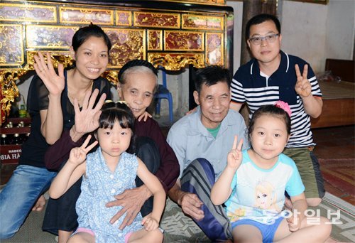삼성생명과 한국여성재단의 ‘다문화아동 외가방문 지원사업’에 참여해 베트남 외가에 도착한 하영이네 가족. 왼쪽 위부터 시계방향으로 베트남인 어머니 서진주 씨(32), 외할머니(72) 외할아버지(76), 아버지 임중식 씨(45), 하영(8), 아영(6) 자매. 최우열 기자 dnsp@donga.com