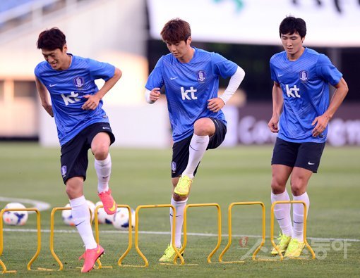 축구대표팀 이청용, 기성용, 곽태휘(왼쪽부터)가 베네수엘라와의 친선경기를 하루 앞둔 4일 부천종합운동장에서 적응훈련을 하고 있다. 부천｜김종원 기자 won@donga.com 트위터 @beanjjun